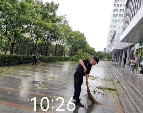 C:/Users/BA/Desktop/風(fēng)雨過后南京保安迅速行動，恢復(fù)安“寧”面貌/5.jpg5